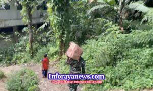 Logistik Bencana Sampai ke Pelosok, TNI Pikul Bantuan Menembus Hutan