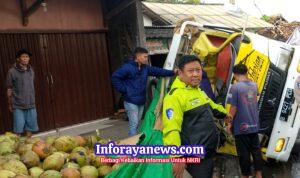 Muatan Kelapa Tumpah ke Jalan, Benturan Dua Truk di Jalur Citarik Palabuhanratu