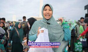 Ibu Ini Unboxing Paket Sembako dan Baju Gamis di Pasar Murah Pemerintah: Isinya Padat Banget!